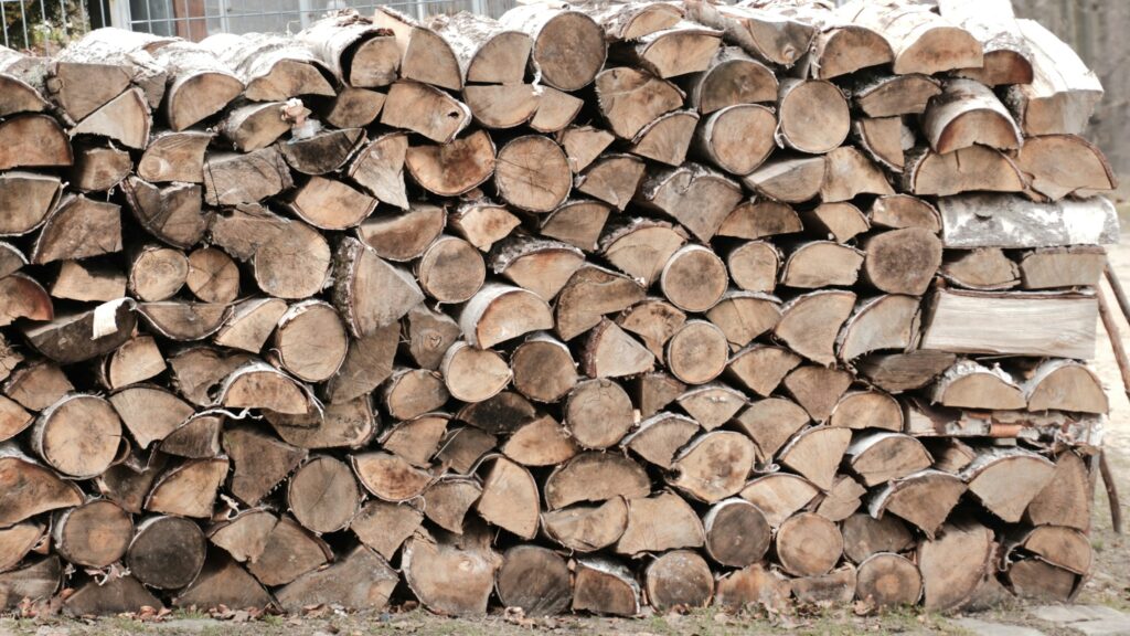 Ordentlich geschichteter Brennholzstapel von vorn